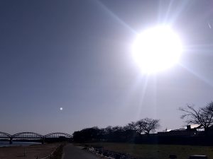 その右側には太陽が。