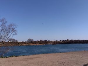 川がエメラルドの色