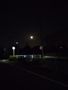 沈む上限の月