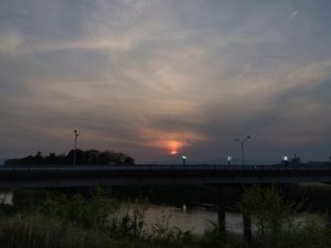 雲の中に沈みゆく夕日1