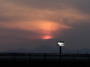 雲の中に沈みゆく夕日2