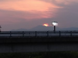 雲の中に沈みゆく夕日 9