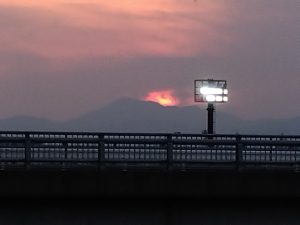 雲の中に沈みゆく夕日 10