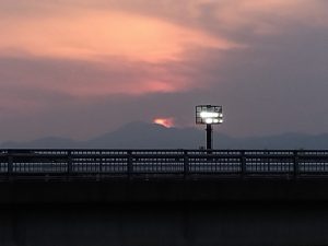 雲の中に沈みゆく夕日3