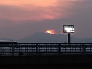 雲の中に沈みゆく夕日5