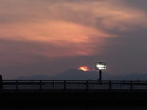 雲の中に沈みゆく夕日 8