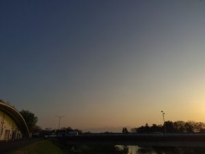 境川堤防の夕焼け 霞